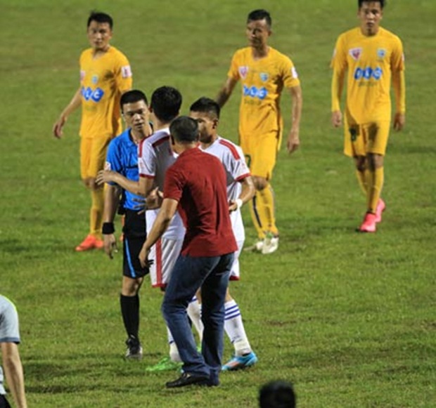 Công tác trọng tài luôn bị chỉ trích sau mỗi vòng đấu. Ảnh: Internet.