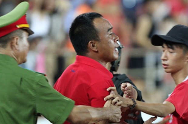 Trọng tài bị dọa đánh ngay trên sân. Ảnh: Internet.