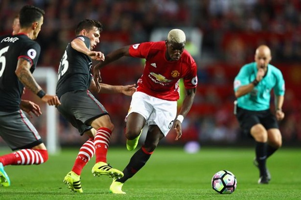 Mọi động tác xử lý của Pogba đều được 'soi' rất kỹ. Ảnh: Internet.