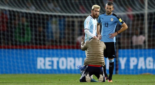 Ảnh bài viết Messi lại bị fan "cuồng" vái lạy giữa sân