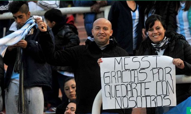 Họ hạnh phúc khi thấy Lionel Messi tiếp tục cống hiến cho đội tuyển Argentina. "Messi, cảm ơn anh vì ở lại với chúng tôi", đây là những lời mà người hâm mộ đội tuyển xứ sở tango gửi đến Leo trong ngày trở lại thi đấu kể từ trận chung kết Copa America 2016. Ảnh: Internet.