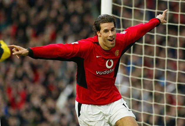 Ruud van Nistelrooy (1/7/1976): “Ông vua vòng cấm địa” là một tiền đạo toàn diện: sút tốt hai chân, chơi đầu tuyệt hay, bứt tốc quãng ngắn miễn bàn, chớp thời cơ tuyệt hảo và thậm chí tiểu xảo cũng chẳng kém ai. Nhưng Van Nistelrooy không được nhiều người đồng hương yêu quý, anh cũng khá vô duyên với các danh hiệu, đặc biệt gặp nhiều trắc trở với ĐTQG. Có một điểm đáng chú ý: Anh sinh cùng ngày, cùng tháng, cùng năm, sở hữu chiều cao 1,88 mét như Kluivert nhưng chưa khi nào nhìn về chung một hướng với người bạn đồng niên. Ảnh: Internet.
