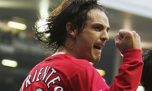 Fernando Morientes (5/4/1976): Morientes cao lớn, chơi đầu tốt (chuyên gia đánh đầu vào góc chết) và biết hy sinh. Anh là đối tác hoàn hảo cho một Raul kỹ thuật, tốc độ và thính nhạy trong việc chớp thời cơ. Từ 1997 đến 2002, Real có 3 cúp Champions League, công lớn do cặp sát thủ Mo - Ra. Nhưng Morientes hai lần phải chịu kiếp lầm than ở Real, lần đầu khi giới chủ lấy suất của anh đem cho Ronaldo béo và lần hai là khi họ chiêu mộ Owen. Mùa 2003/04, chính cái đầu của Morientes đã ghi bàn góp phần loại Real khỏi tứ kết Champions League, để từ đó đội bóng này không cách nào vào được tứ kết giải đấu cho đến khi Mourinho xuất hiện. Ảnh: Internet.