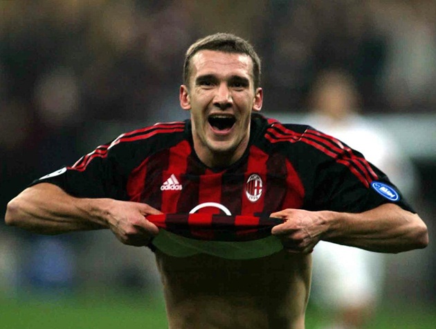 Andriy Shevchenko (29/9/1976): Là một sát thủ khét tiếng ở châu Âu, Shevchenko luôn khiến người hâm mộ nhớ tới bằng hình ảnh đẹp của một cầu thủ mẫu mực, nói không với scandal và một trái tim đầy lửa với bóng đá nói chung và AC Milan, đội tuyển Ukraine nói riêng. "Linh dương Đông Âu" thuộc mẫu sát thủ bẩm sinh với kỹ năng làm bàn được kết hợp hài hòa giữa tốc độ, kỹ thuật, sự chuẩn xác và nhãn quan nhạy bén trước khung thành đối phương. Khả năng chơi đầu, sút xa, đá phạt, dứt điểm bằng cả hai chân của Shevchenko đạt trình độ điêu luyện.  Ảnh: Internet.