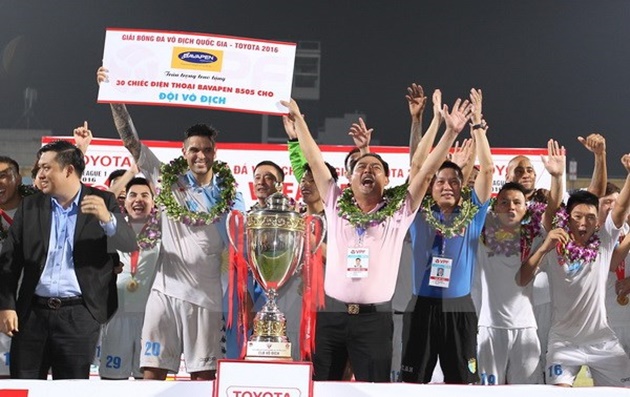 Đội Hà Nội T&T vui mừng với chức vô địch V-League 2016. Ảnh: Quốc Khánh.