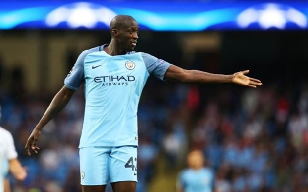 10. Yaya Toure/Man City (230.000 bảng/tuần): Giống như trường hợp của Schweinsteiger, Yaya Toure vẫn đút túi đều đặn 230.000 bảng/tuần dù không được ra sân thi đấu. Hợp đồng giữa cựu tiền vệ Barcelona và đội bóng chủ sân Etihad sẽ kết thúc vào mùa hè năm sau. Ảnh: Internet.