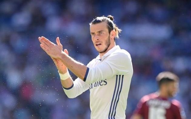 1. Gareth Bale/Real Madrid (350.000 bảng/tuần, sau thuế): Bản hợp đồng mới kí với đội bóng chủ sân Bernabeu đã biến cựu tiền vệ Tottenham trở thành cầu thủ hưởng lương cao nhất thế giới lúc này. Mức lương 350.000 bảng (sau thuế) đã giúp Bale bỏ xa người đàn anh Cristiano Ronaldo, ông hoàng lương bổng của Real trong nhiều năm qua. Bản giao kèo mới của Bale và đội bóng hoàng gia Tây Ban Nha sẽ có thời hạn đến năm 2022 với mức phí giải phóng hợp đồng lên tới 1 tỷ bảng. Ảnh: Internet.
