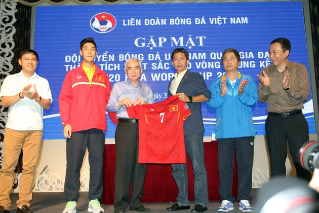 Ông Dũng xuất hiện liên tục trong nhiều sự kiện xoá tan nghi vấn "thay ngựa giữa dòng" tại VFF. Ảnh: Internet.