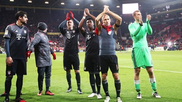 Các cầu thủ Bayern cảm ơn những CĐV đã đi theo đến Mainz.