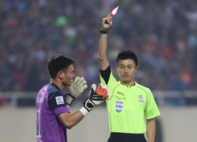 Bí mật về thẻ đỏ của Nguyên Mạnh được hé lộ.