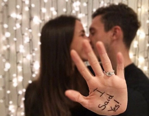 Francesca Cormanni vừa khoe trên trang cá nhân chiếc nhẫn đính hôn từ bạn trai Matteo Darmian kèm theo thông điệp cảm động: "Sau 8 năm kể từ ngày đầu tiên gặp mặt, tôi đã đồng ý lấy người đàn ông trong mơ của mình".