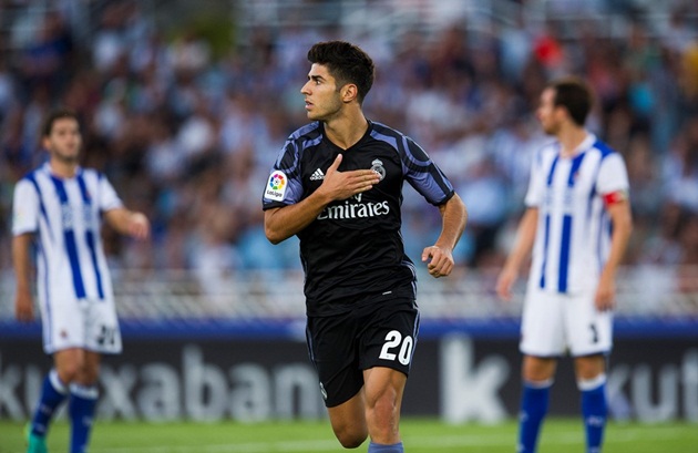 Chạy cánh Marco Asensio (Real Madrid): Sao mai 20 tuổi gây ấn tượng đặc biệt với Zidane khi ghi bàn ở trận đấu ra mắt tại La Liga, Champions League, Siêu cúp châu Âu và Cúp nhà vua. Điểm mạnh của Asensio chính là những pha đi bóng kỹ thuật cùng khả năng liên kết tuyến tiền vệ với tiền đạo của Real Madrid.