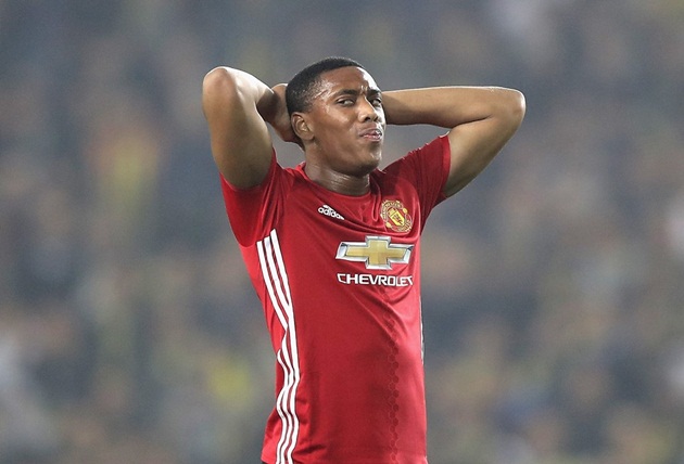 Chạy cánh Anthony Martial (Man Utd): Sau màn trình diễn ấn tượng với 17 bàn thắng ở mùa giải đầu tiên khoác áo MU, sao mai người Pháp có chút chững lại vì những bê bối tình ái. Nhưng dù sao, Martial vẫn được đánh giá là một trong những cầu thủ chạy cánh tốt nhất tại Premier League với khả năng đi bóng kỹ thuật cùng những cú dứt điểm bằng lòng trong chân phải không thua kém gì huyền thoại Thierry Henry.