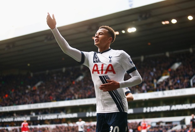 Tiền vệ công Dele Alli (Tottenham): Alli đang là tài năng trẻ được đánh giá cao nhất của bóng đá Anh. Với khả năng chuyền chọc, tầm nhìn, kỹ thuật và cả dứt điểm đều tiệm cận hoàn hảo, sao mai sinh năm 1995 thậm chí còn được đánh giá cao hơn cả "Cầu thủ đắt giá nhất thế giới" Paul Pogba trong khoảng thời gian gần đây.