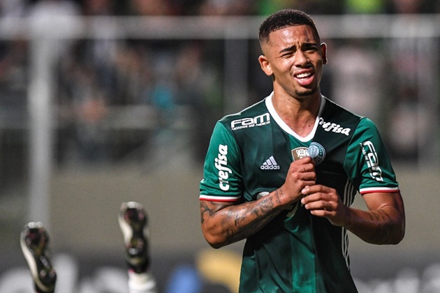 Tiền đạo Gabriel Jesus (Manchester City): Pep sẽ không cần phải lo lắng về những chấn thương của Sergio Aguero khi ông sắp có sự phục vụ của nhà vô địch Olympic 2016. Sở hữu tốc độ, kỹ thuật cùng khả năng dứt điểm đa dạng, Gabriel Jesus được mệnh danh là "Ronaldo mới" của xứ sở Samba.
