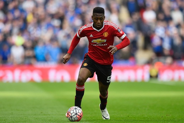Trung vệ Timothy Fosu - Mensah (Man Utd): Không như những đồng đội tại học viện buộc phải chia tay Old Trafford để cứu vãn sự nghiệp, Fosu - Mensah lại được đích thân huấn luyện viên Jose Mourinho giữ chân. Cầu thủ phòng ngự sinh năm 1998 tương lai sẽ trở thành một ngôi sao đa năng có thể thi đấu ở mọi vị trí nơi hàng phòng ngự "Quỷ đỏ".