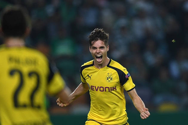 Tiền vệ Julian Weigl (Dortmund): Người hâm mộ Dortmund có thể quên đi Gundogan bởi họ đã có một "ông chủ tuyến giữa" mới. Không chỉ hoàn thành tốt nhiệm vụ phân phối bóng với tỷ lệ chuyền chính xác lên đến 91%, sao mai người Đức còn vượt trội so với đàn anh Gundogan ở khả năng đánh chặn và hỗ trợ tấn công.