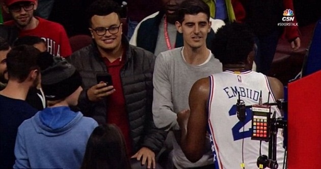 Thủ môn Thibaut Courtois dành thời gian rảnh rỗi cho môn bóng rổ. Đây là niềm đam mê thứ hai của ngôi sao người Bỉ chỉ sau bóng đá. Courtois đã có mặt ở Philadelphia và Chicago để tận hưởng những trận đấu đỉnh cao thuộc giải nhà nghề Mỹ NBA.