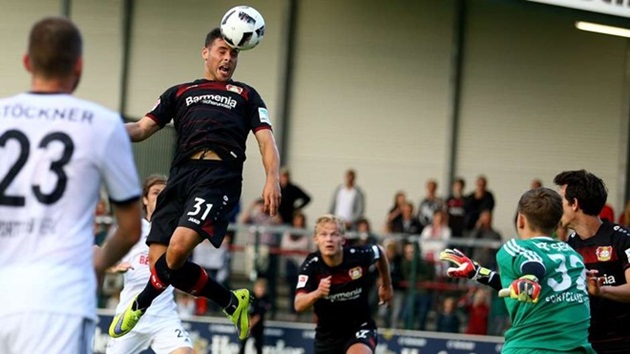 9. Kevin Volland (Hoffenheim sang Leverkusen - 15,4 triệu bảng): Gia nhập Bay Arena với mức phí kỷ lục của câu lạc bộ nhưng tiền đạo người Đức vẫn chưa ghi nổi một bàn thắng tại Bundesliga. Phong độ yếu kém của cựu cầu thủ Hoffenheim thể hiện ở tỷ lệ sút trúng đích chỉ 30% trong 9 lần ra sân.