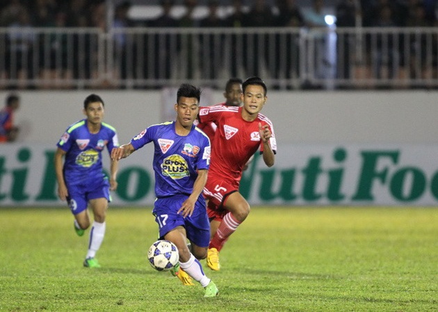 HAGL (xanh) chưa biết mùi chiến thắng sau 4 vòng V-League.