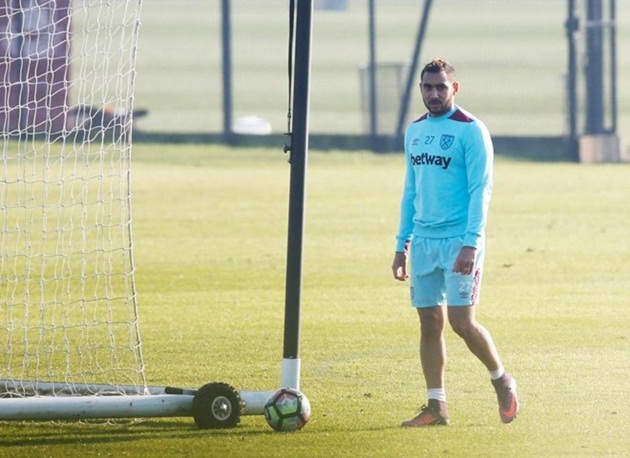 Anh cũng bị chính các đồng đội của mình ghẻ lạnh khi Mark Noble và James Collins đã thông qua công cụ trò chuyện Whatsapp tuyên bố rằng Payet không còn là thành viên của đội bóng.