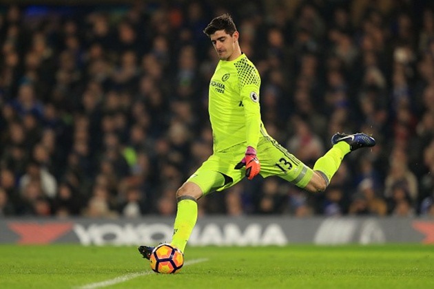 4. Thibaut Courtois (Chelsea): Đang thi đấu thành công cùng Chelsea nhưng thủ môn người Bỉ vẫn bỏ ngỏ khả năng trở lại La Liga khoác áo Real để được gần vợ con.