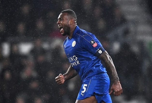 2. Wes Morgan (Leicester City): Ở tuổi 33 đáng lẽ phải được nghỉ ngơi, Wes Morgan vẫn phải gồng mình gánh vác hàng phòng ngự của nhà đương kim vô địch Premier League nhưng một mình anh là không đủ.