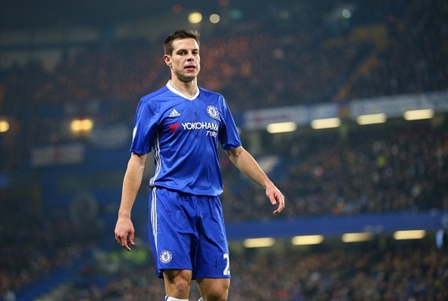 1. Cesar Azpilicueta (Chelsea): Từng bị liệt vào danh sách thanh lý của Antonio Conte hồi đầu mùa nhưng hậu vệ người Tây Ban Nha đã nhanh chóng chứng tỏ được tài năng và chiếm được sự tin tưởng từ ông thầy mới.