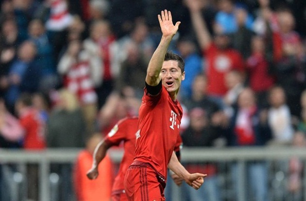 9. Robert Lewandowski (Dortmund sang Bayern Munich, 2014): Bayern từng hỏi mua Lewandowski với giá cao nhưng bị Dortmund từ chối. Tuy nhiên, nỗ lực của đội bóng áo vàng đen cũng không thể giữ chân tiền đạo người Ba Lan. Lewi ở lại cống hiến nốt mùa giải cho đội chủ sân Westenfallen trước khi gia nhập kình địch Bayern dưới dạng chuyển nhượng tự do. Tại Allianz Arena, ngôi sao sinh năm 1988 đã ghi 90 bàn trong hơn 2 mùa giải, đi kèm theo đó là 2 chức vô địch Bundesliga liên tiếp.
