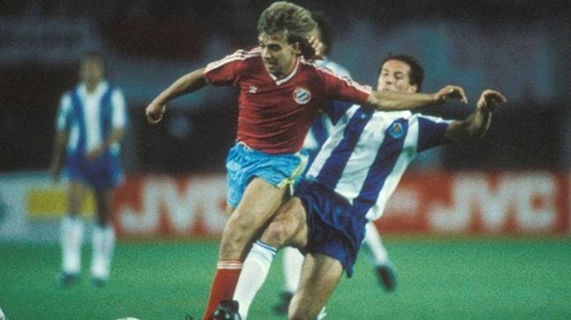 Hansi Flick trong màu áo Bayern dự trận chúng kết C1 năm 1987 gặp Porto.