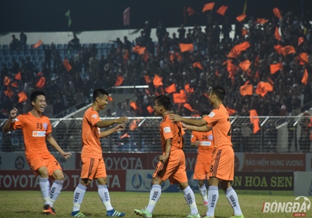 Niềm vui của các cầu thủ SHB Đà Nẵng khi nâng tỉ số lên 2-0. Ảnh: Viết Định.