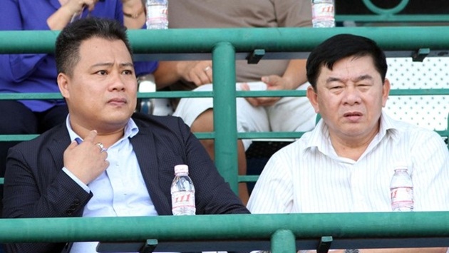 Trưởng giải Nguyễn Minh Ngọc (trái) là môt trong bốn thành viên phân công trọng tài, nhưng tiếng nói của ông chỉ là... tham khảo so với ông Nguyễn Văn Mùi.