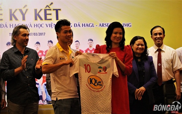 Ảnh bài viết Điểm tin bóng đá Việt Nam sáng 8/3: HAGL có hợp đồng tài trợ "khủng"; Hải "lơ" khuyên ông Mùi nên nghỉ