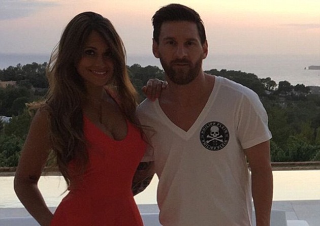 Ảnh bài viết Messi và bà xã mắc kẹt trong vòng vây của người hâm mộ