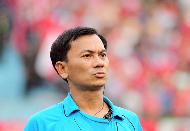 Trọng tài Trần Xuân Nguyện bị "tuyên án" khi chính ông cũng chưa được phân xử rõ đúng - sai ở các quyết định nhạy cảm của mình. Giới chuyên môn thì tin rằng ông đúng. Ảnh: Quốc Bảo.