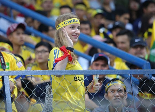 Ảnh bài viết Nữ CĐV nước ngoài xinh đẹp tiếp lửa SLNA ở Hàng Đẫy