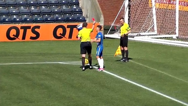 Ảnh bài viết Hy hữu: Trọng tài chính rút thẻ đỏ truất quyền trọng tài biên