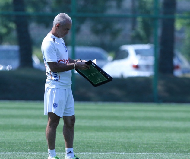 HLV trưởng Tabora có những tính toán kỹ lưỡng trước trận gặp U20 Việt Nam. Ông nghiên cứu sa bàn chiến thuật khá lâu trước khi triển khai buổi tập cho U20 Honduras.