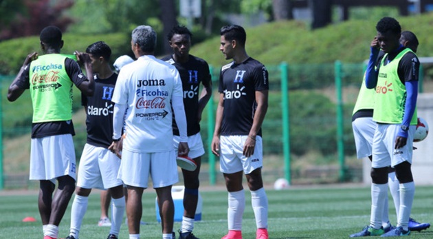 HLV Tabora cho các học trò tập từ 10h tới 12h để quen với thời tiết nắng nóng khi thi đấu trận U20 Việt Nam vs U20 Honduras.