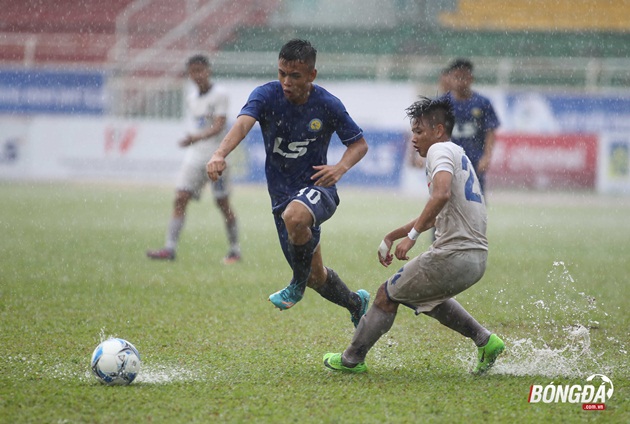 Lối đá kỹ thuật của các cầu thủ U17 HAGL bị hạn chế rất nhiều. Ảnh: Duy Anh.