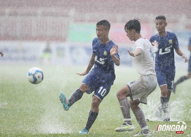 Phút 45, tiền đạo chân tiền của PVF là Khắc Khiêm đã giúp PVF dẫn ngược 2-1. Ảnh: Duy Anh.