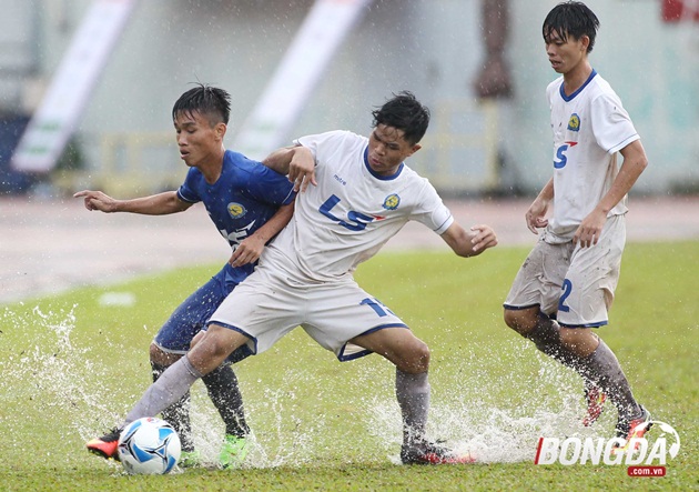 Các cầu thủ U17 HAGL liên tục đẩy cao đội hình nhằm tìm bàn gỡ. Ảnh: Duy Anh.
