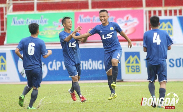 Trận đấu khép lại với chiến thắng 3-1 cho PVF, trong tình huống thủ môn HAGL để vuột bóng sau quả đá phạt của PVF. Một thất bại khá đáng tiếc cho U17 HAGL khi thời tiết đã cản trở những toan tính cũng như chiến thuật đến từ đội bóng trẻ phố Núi rất nhiều. Ảnh: Duy Anh.