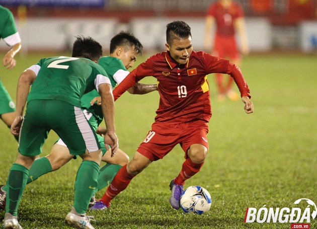 Quang Hải sau màn trình diễn xuất sắc tại trận trước và đã được đá chính ngay từ đầu, như thường lệ với đôi chân ma thuật tiền vệ này luôn làm khổ hàng hậu vệ của U22 Macau. Ảnh: Duy Anh.