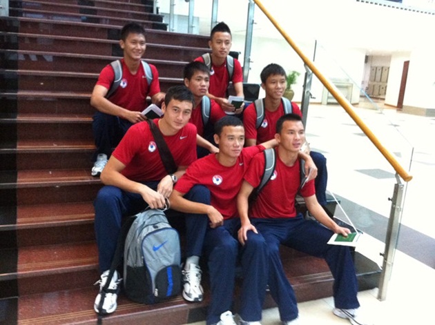 Văn Lâm (tay mang balo) trong trang phục sinh hoạt của U19 Việt Nam cùng với Võ Huy Toàn, Quế Ngọc Hải, Nguyễn Xuân Nam... Năm đó, U19 Việt Nam giành vị trí á quân Đông Nam Á sau trận thua U19 Thái Lan ở loạt luân lưu trận chung kết.