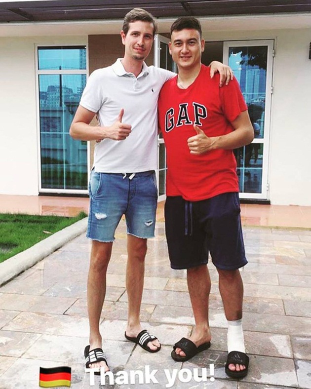 Thủ môn Đặng Văn Lâm khá vui vẻ bên cạnh bác sĩ Pablo Sawicky. Chân Văn Lâm vẫn băng bó sau khi té ngã.