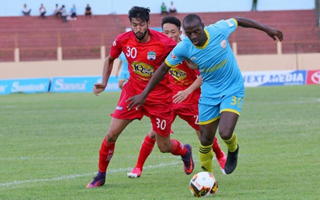 "Tảng đá" Toure.Y vững chắc nơi hàng phòng ngự đội bóng phố Biển.
