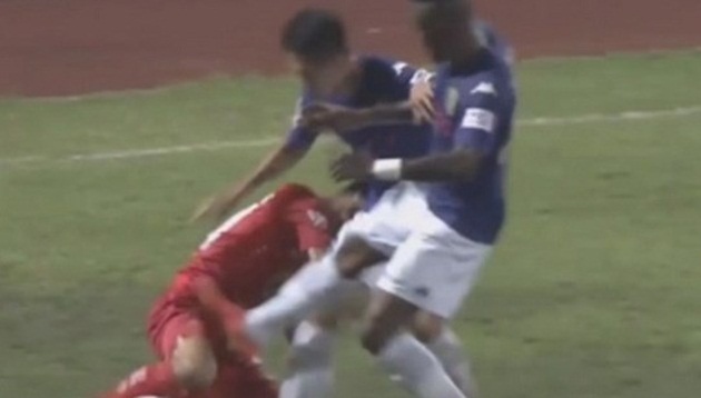 Trước đó, Samson (Hà Nội FC) cũng suýt thoát được án phạt sau pha đạp thẳng vào đùi tiền vệ Châu Ngọc Quang (HAGL).
