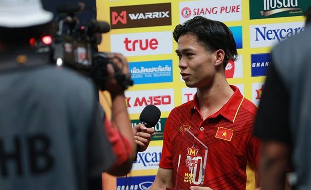 Công Phượng nhận danh hiệu cầu thủ chơi hay nhất trận tranh huy chương đồng giữa U23 Việt Nam vs U23 Thái Lan.
