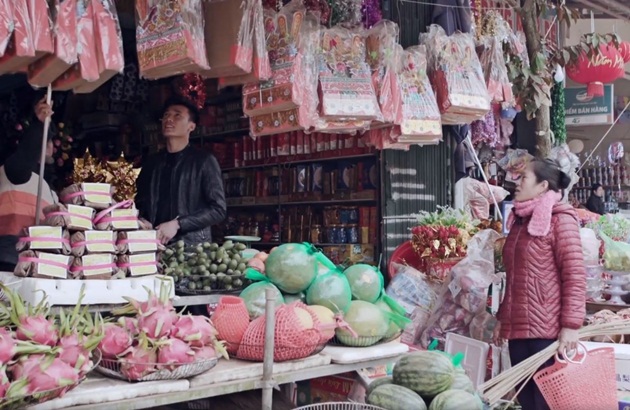 Bùi Tiến Dũng chia sẻ những ngày giáp Tết anh sẽ đi chợ mua sắm vì "đó là không khí từ bé em đã trải nghiệm". Sau đó anh phụ giúp bố lau dọn nhà cửa, lau dọn bàn thờ ông bà tổ tiên hay gói bánh chưng với người thân trong nhà. Giấc mơ của Tiến Dũng là đưa cả gia đình đi du lịch.